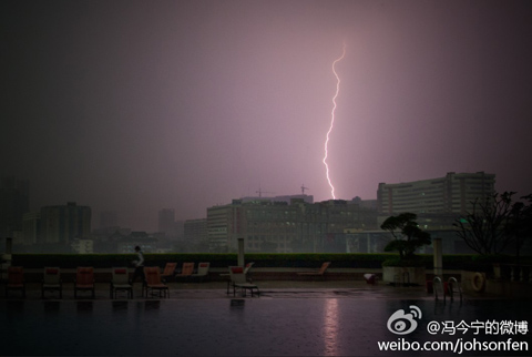 暴雨突袭广州白昼如夜 狂风摧折大树致一人亡