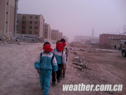 宁夏吴忠再遭大风扬沙 红领巾一秒变“口罩”