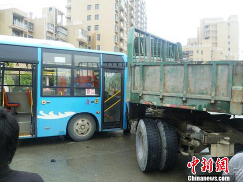 雨天路滑 福州交通事故多发