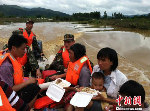 广东阳春暴雨致107万人受灾 武警官兵解救被困民众