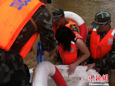 广东阳春暴雨致107万人受灾 武警官兵解救被困民众