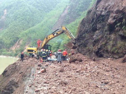 四川芦山塌方已致3死7伤 至宝兴道路再次被阻