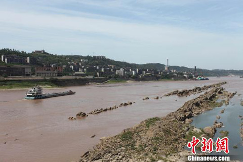 长江上游汛前枯水危及航运 专家称与水库蓄水有关