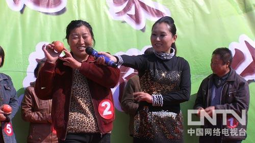 致富经:夫妻搭档做代言 黄瓜叔和西红柿婶