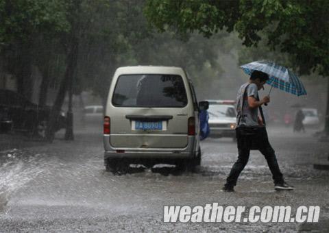 江西大范围暴雨强势来袭 南昌市民趟水走