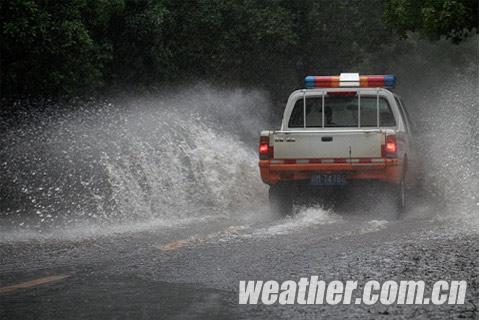 江西大范围暴雨强势来袭 南昌市民趟水走