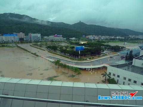 夜雨袭珠海降水超300 机场变“海湾”公路成“河道”