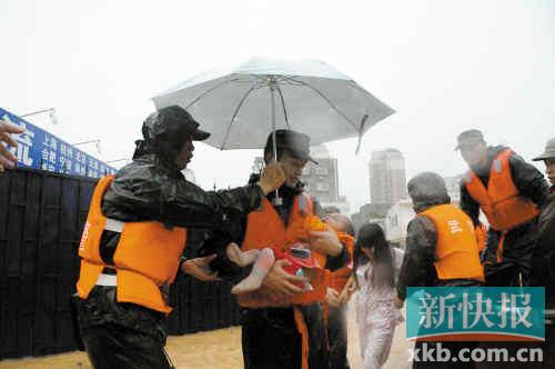 珠海前山镇南洋埔村,官兵在解救被困群众。