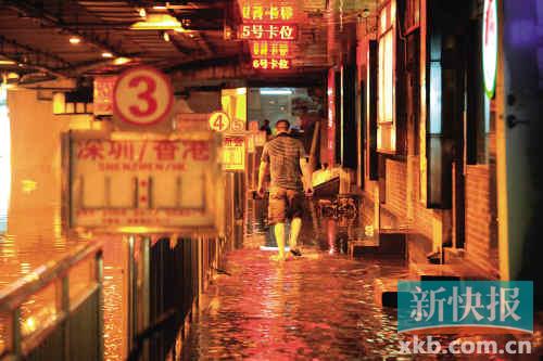 拱北地下商场地下车道被水淹没。