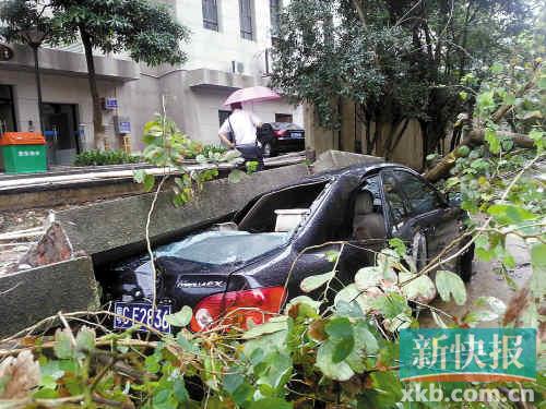 珠海梅华路小区华南名宇附近山体滑坡,巨石压埋多辆汽车。