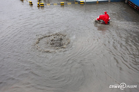 强降水盘踞陕西 古城西安变“水城”