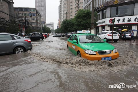 强降水盘踞陕西 古城西安变“水城”