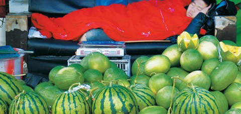 安徽阴雨“缠身”西瓜降价 未来三天不见晴