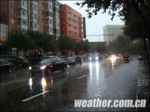 哈尔滨白昼如夜大雨突袭 未来全省仍多阵性降雨