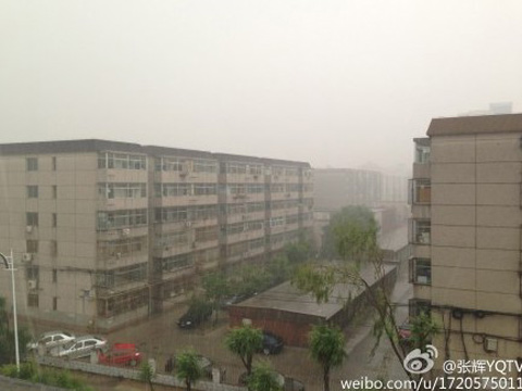 北京北部出现明显降雨 雷电暴雨预警发布