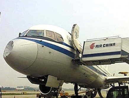 国航客机高空被飞鸟撞击 头部被撞凹