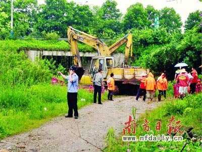 广州:女子雨夜?浑水过涵洞 连人带单车落暗渠失踪