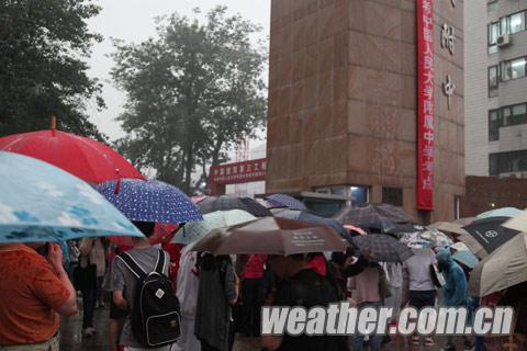 高考花絮:雨中“考爸考妈”