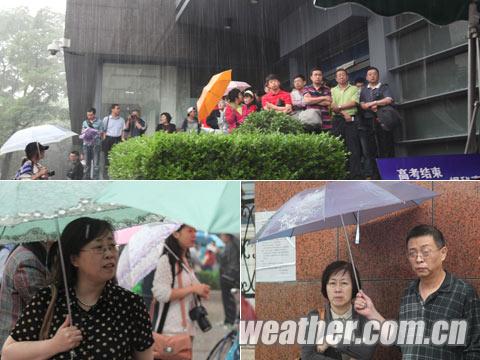 高考花絮:雨中“考爸考妈”