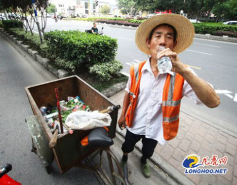 江苏今日高温持续 南京球迷建议小贝勿穿西装