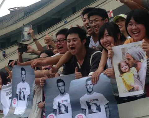 烈日炙烤江苏 南京球迷建议小贝勿穿西装