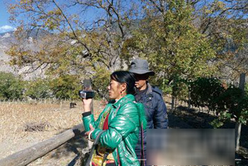 李卫红在乡村之眼的培训班里面学习拍摄。