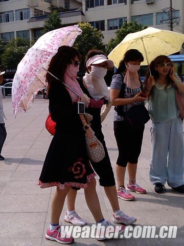 贵州持续晴热天气 美女“全副武装”防晒