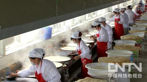 致富经:撑三个月塑料袋 打开了大市场(图:6)