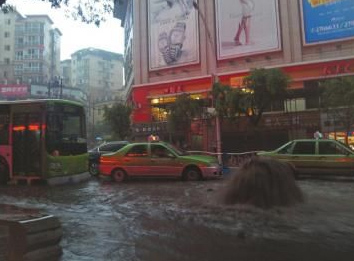 暴雨袭达州 看海又看“趵突泉”