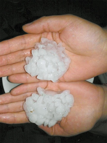 大冰雹袭北京平谷 据测直径超过7厘米约有鸡蛋大小