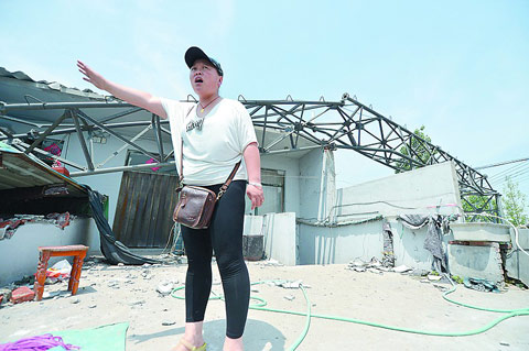 石家庄:狂风骤雨中 三四十米高信号塔轰然倒塌