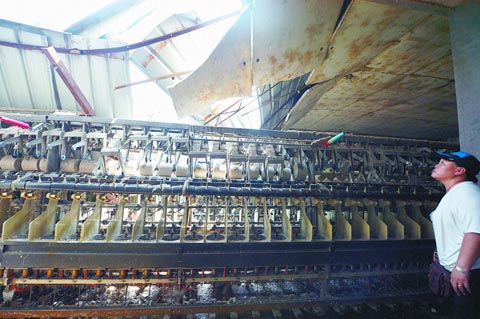 石家庄:狂风骤雨中 三四十米高信号塔轰然倒塌