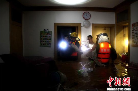 湖北宣恩县突遭暴雨袭击 疏散转移群众4300余人