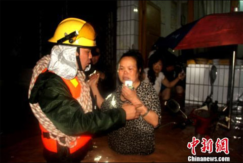 湖北宣恩县突遭暴雨袭击 疏散转移群众4300余人