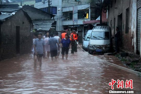 湖北宣恩县突遭暴雨袭击 疏散转移群众4300余人