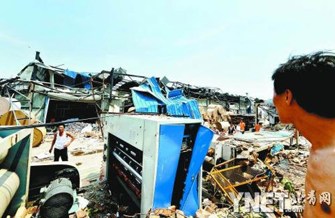 石家庄遭大风袭击 工厂变废铁堆(组图)