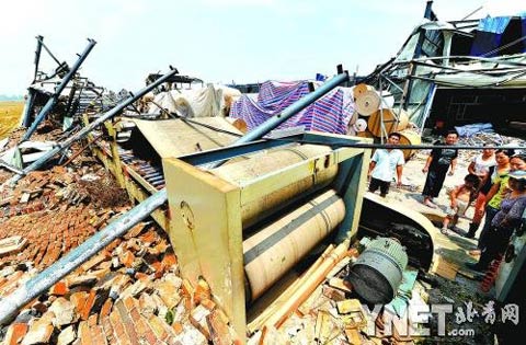 石家庄遭大风袭击 工厂变废铁堆(组图)