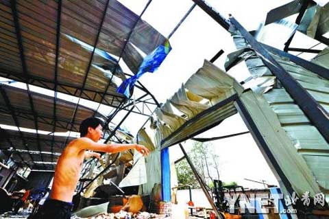 石家庄遭大风袭击 工厂变废铁堆(组图)