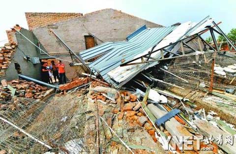 石家庄遭大风袭击 工厂变废铁堆(组图)