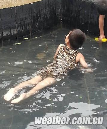 河南频发高温预警 多地“热情似火”