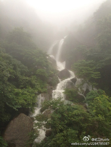 安徽降水挥师南下 黄山雨流成“瀑”