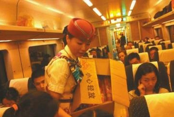 四川暴雨逼停43列动车 上万旅客受影响