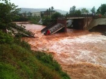 暴雨袭击德阳 宝凤桥被冲垮一伤一失踪