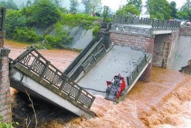 暴雨袭击德阳 宝凤桥被冲垮一伤一失踪