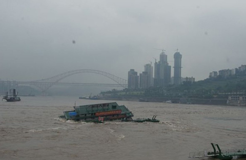 重庆嘉陵江朝天门码头一趸船翻覆 5人失踪