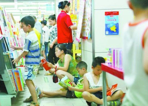 河南高温催生“蹭凉族” 未来三天闷热依旧