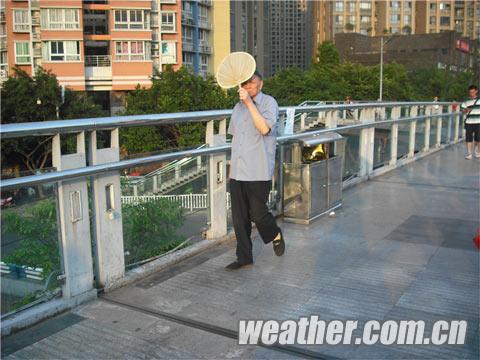 ������һ�����෭�����������̧ͷ