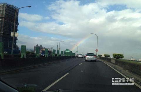 “苏力”将影响台湾 台北天空现梦幻彩虹