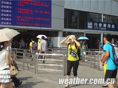 重庆高温连破40℃ “摔跤倒地成烫伤”或成现实