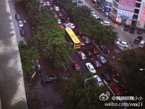 椰城海口遭大暴雨袭击 道路堵塞飞机延误